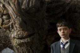 Lewis MacDougall em cena do filme Sete Minutos Depois da Meia-Noite