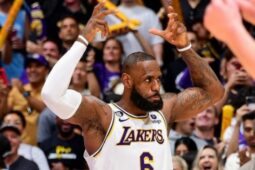 Lebron James fazendo o sinal da coroa do rei em jogo da NBA