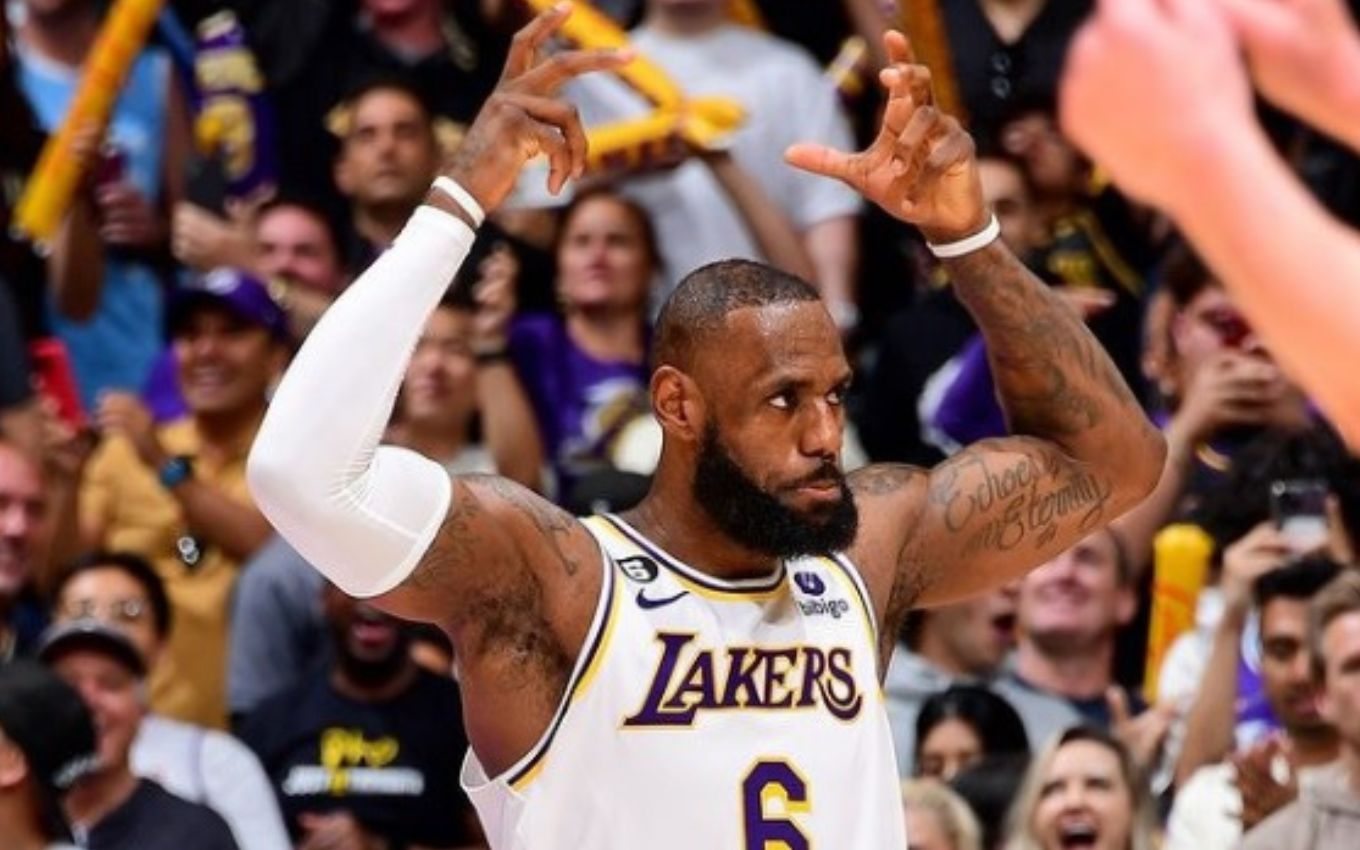 Lebron James fazendo o sinal da coroa do rei em jogo da NBA