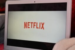 Foto de notebook ligado na Netflix