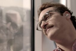 Joaquin Phoenix em cena do filme Ela (2013)