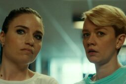 Josephine Park e Fanny Louise Bernth com expressão apreensiva na série Enfermeira, da Netflix