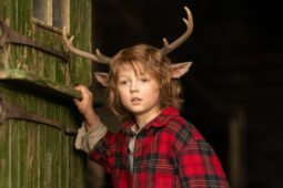 Christian Convery como Gus, o menino-cervo da série Sweet Tooth