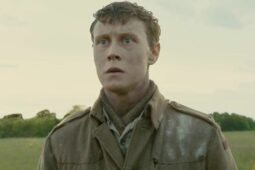 Cena do filme 1917, com o ator George Andrew MacKay