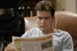 Charlie Sheen lê jornal em cena da série Two And A Half Man, que volta à Warner Channel
