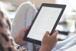 Semana da Book Friday 2023: Mulher usa Kindle, da Amazon, na imagem