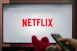 Imagem TV ligada no streaming em casa: Como a Netflix vai saber quem mora comigo?