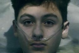 Marcel Ruiz em cena como John Smith no filme Superação - O Milagre da Fé, que passou na Tela Quente