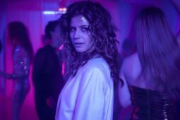 Cena do filme Fiéis, com Elise Schaap; longa está disponível para assistir na Netflix