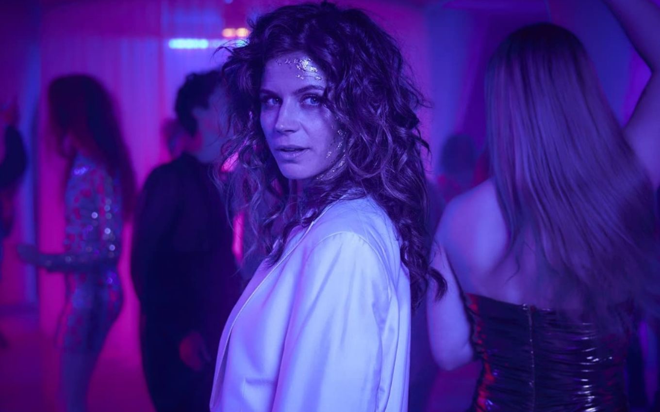 Cena do filme Fiéis, com Elise Schaap; longa está disponível para assistir na Netflix