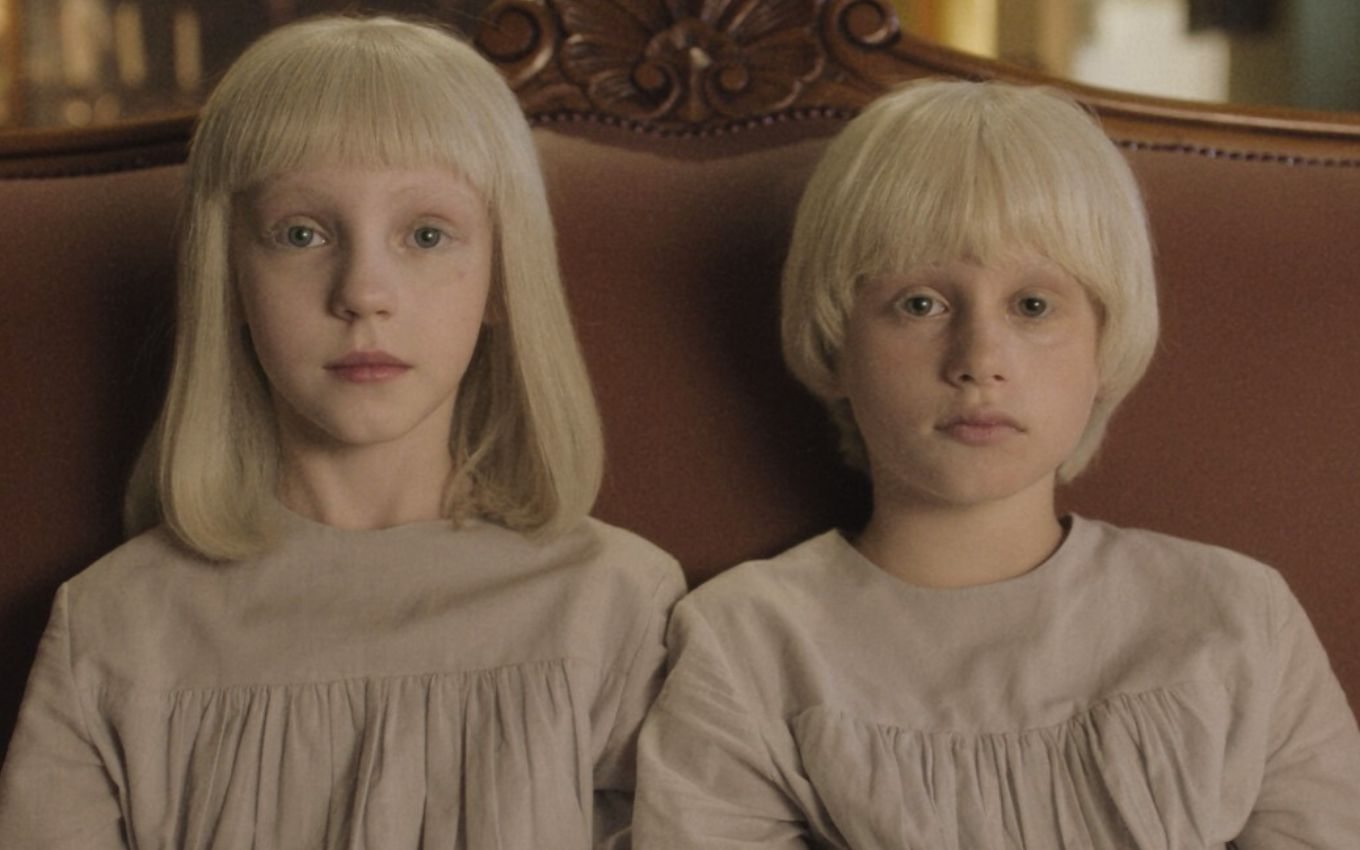 Filme de terror Netflix, Tin & Tina tem história com duas crianças aterrorizantes