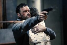 Alban Lenoir abraça Noé Chabbat enquanto mira arma contra alvo no filme Agente Infiltrado