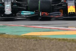 Preço do F1 TV Pro ao vivo e online no Brasil: foto mostra Mercedes e Red Bull brigando por espaço