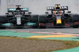 Imagens de carros da Mercedes e da Red Bull em corrida de Fórmula 1 ao vivo