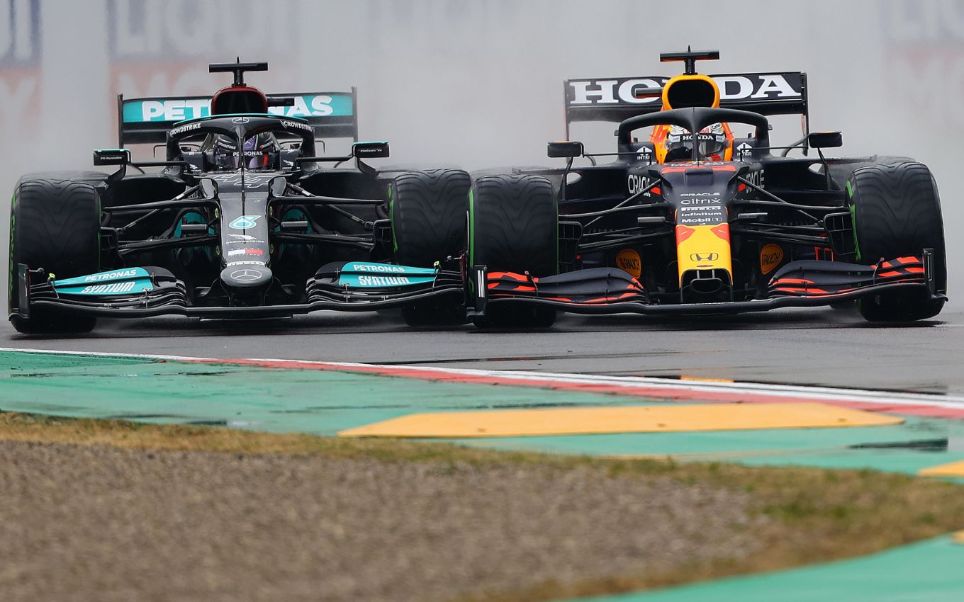 Imagens de carros da Mercedes e da Red Bull em corrida de Fórmula 1 ao vivo