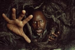 Cartaz com Harold Perrineau, da segunda temporada da série From (Origem), do MGM+