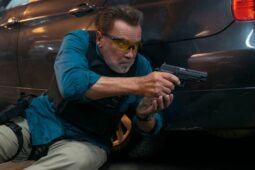 Arnold Schwarzenegger, 75 anos, em cena de ação na série Fubar, da Netflix