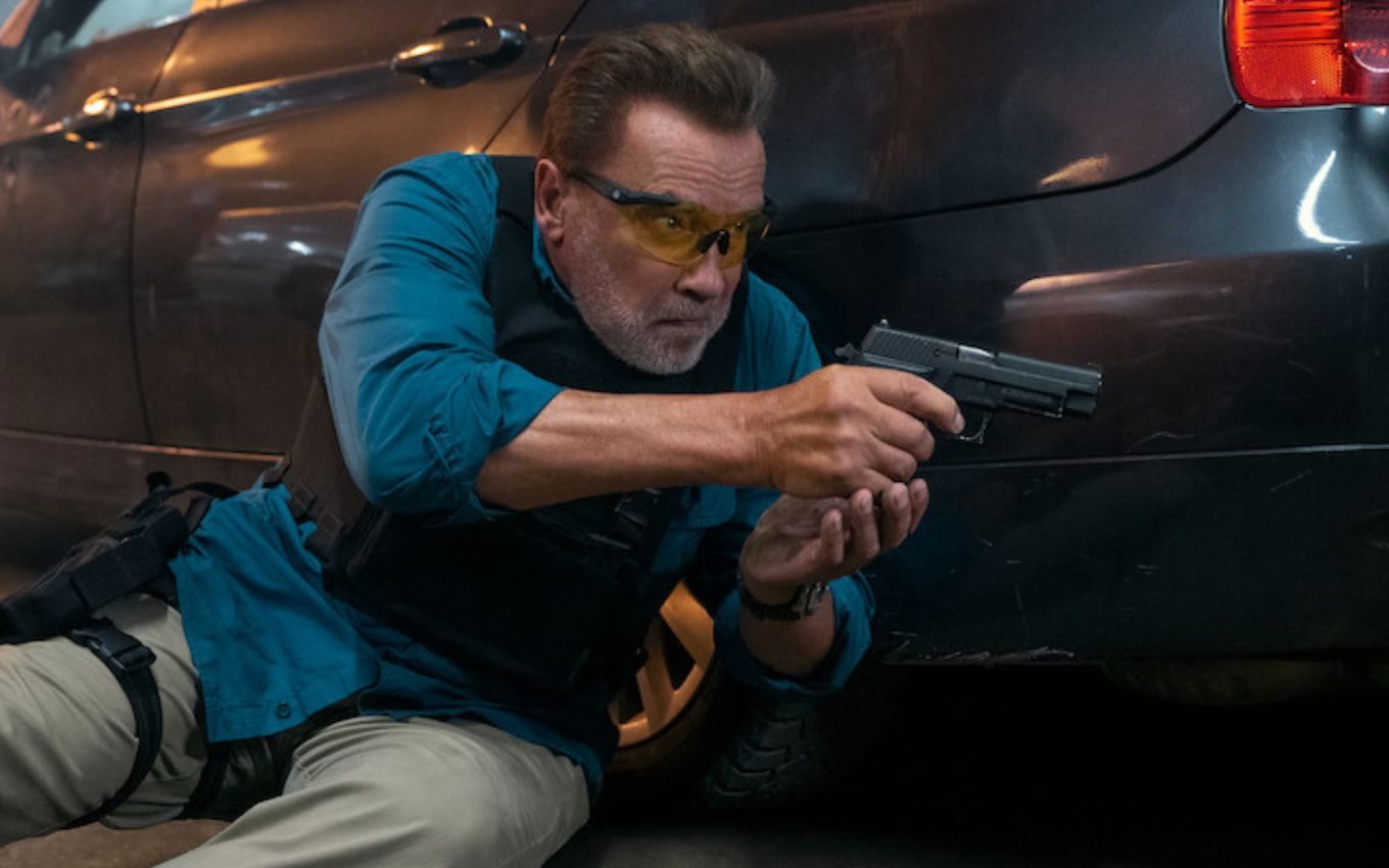 Arnold Schwarzenegger, 75 anos, em cena de ação na série Fubar, da Netflix