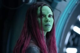 A atriz Zoe Saldaña como Gamora em cena do filme Guardiões da Galáxia vol. 3