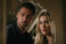 J.R. Ramirez e Melissa Roxburgh na série Manifest, da Netflix, que não vai ter 5ª temporada