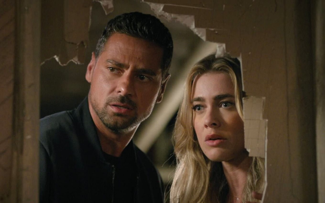 J.R. Ramirez e Melissa Roxburgh na série Manifest, da Netflix, que não vai ter 5ª temporada