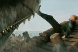Megatubarão 2: Jason Statham segura um tubarão de mais de 20 metros apenas com o pé esquerdo em cena do trailer