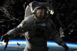 Patrick Wilson em cena do filme Moonfall, que está disponível para assistir na HBO Max