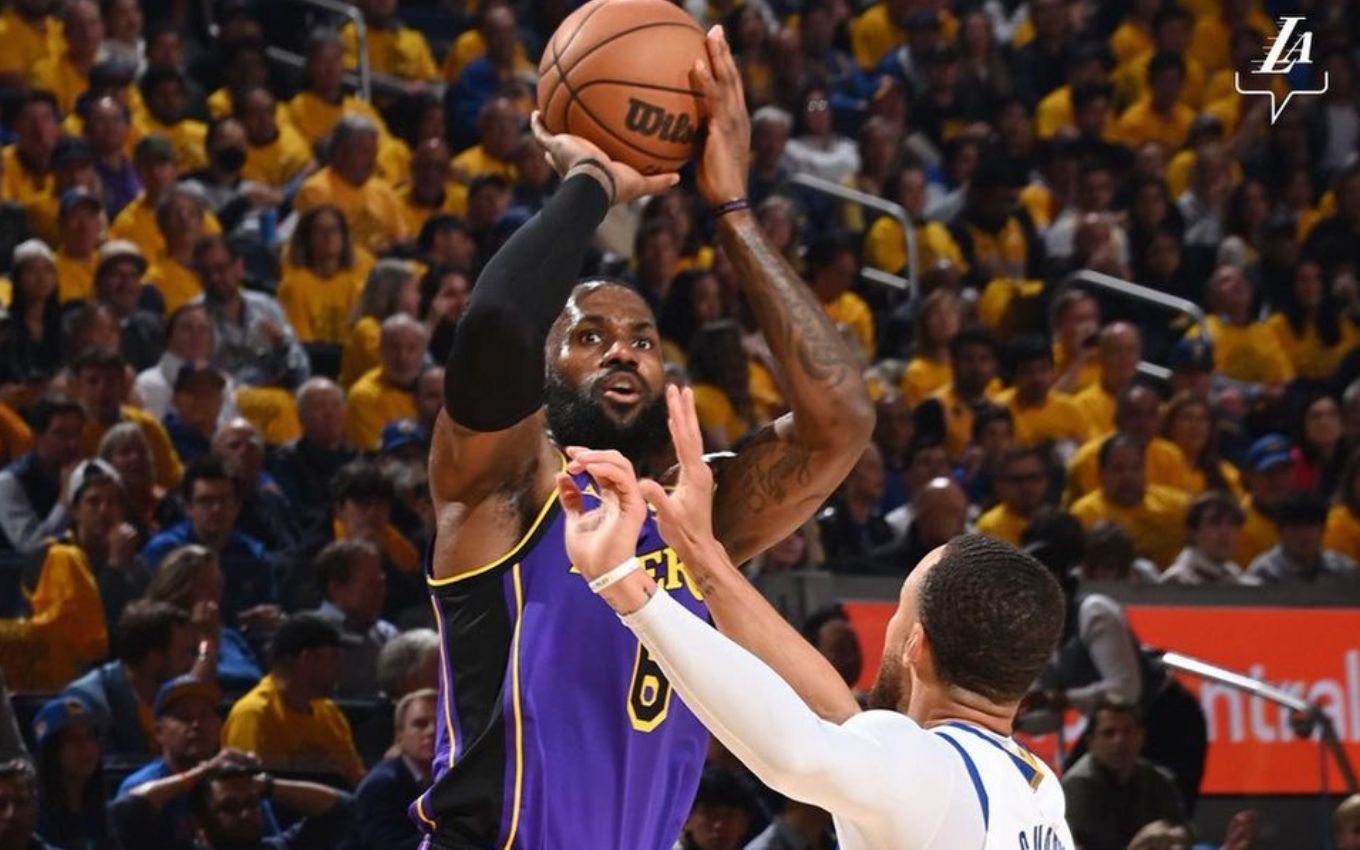 LeBron James e Stephen Curry em jogo Los Angeles Lakers x Warriors