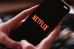 Imagem de Netflix sendo acessada pelo celular: preço do serviço de streaming subiu