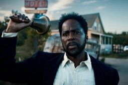 Harold Perrineau está em cena da série Origem (From) como o personagem Boyd Stevens