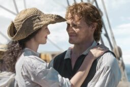 Cena da série Outlander, com os protagonistas Caitríona Balfe e Sam Heughan