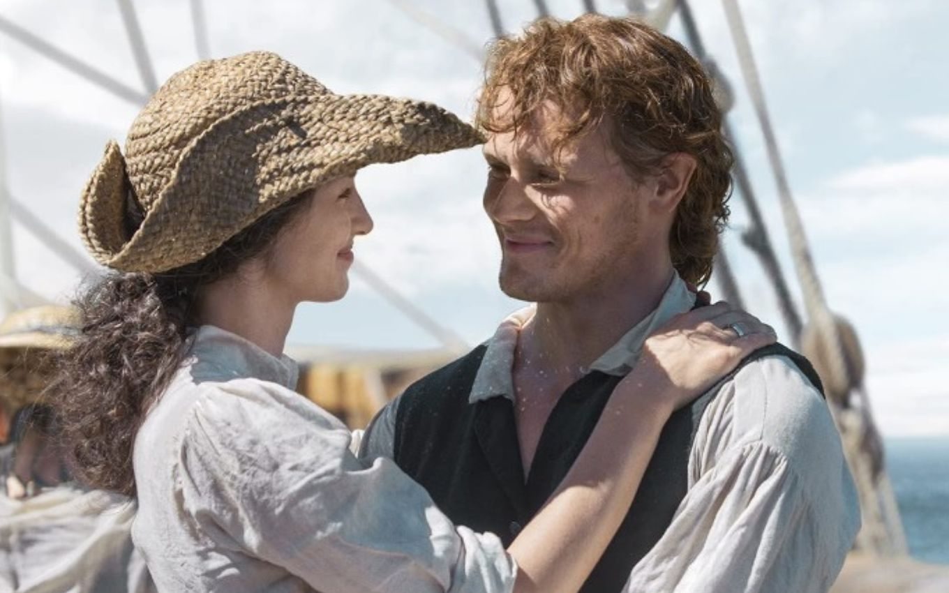 Cena da série Outlander, com os protagonistas Caitríona Balfe e Sam Heughan