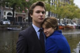 Ansel Elgort e Shailene Woodley estão abraçados nos bastidores de A Culpa é das Estrelas