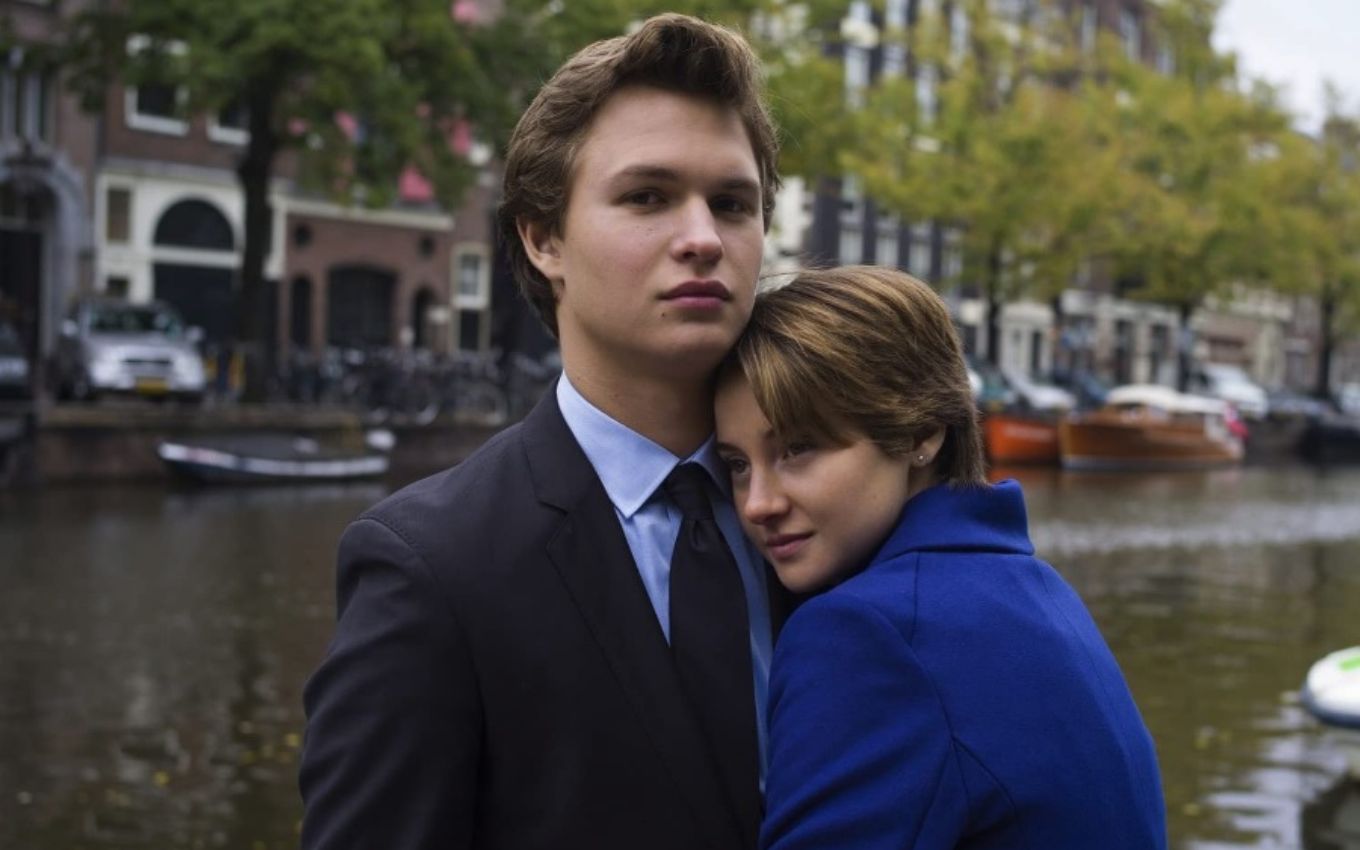 Ansel Elgort e Shailene Woodley estão abraçados nos bastidores de A Culpa é das Estrelas