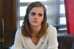 Emma Watson em cena como a personagem Mae, no filme O Círculo