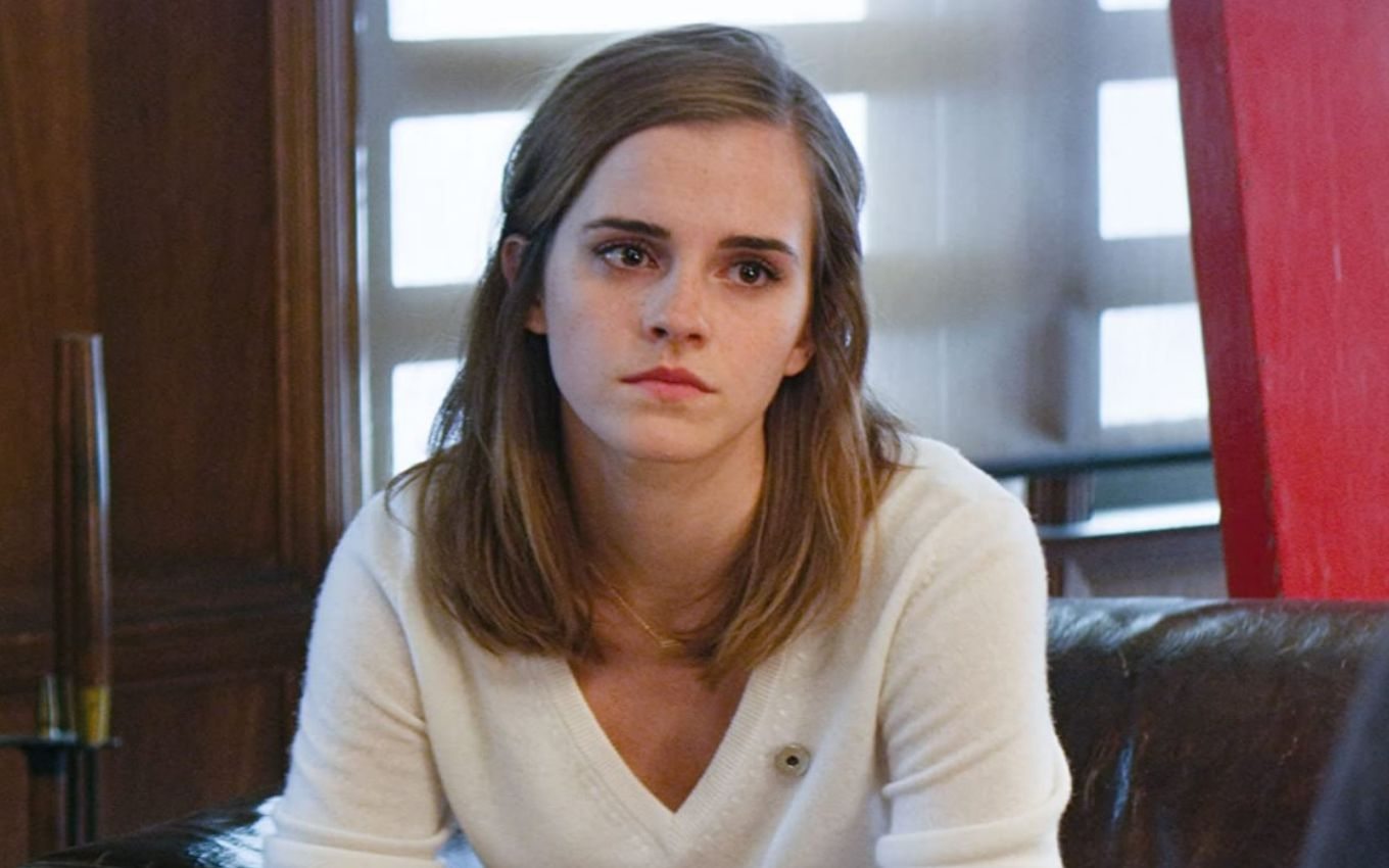 Emma Watson em cena como a personagem Mae, no filme O Círculo