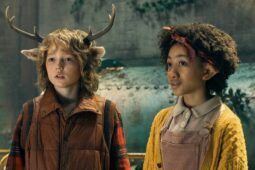 Cena da série Sweet Tooth, da Netflix, com Christian Convery e Naledi Murray