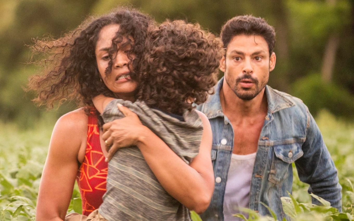 Trilha sonora de Terra e Paixão: Bárbara Reis e Cauã Reymond em cena da novela; conheça abertura