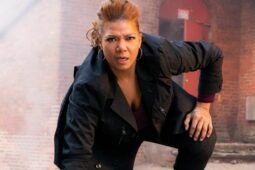 Queen Latifah em cena de ação da série The Equalizer - A Protetora
