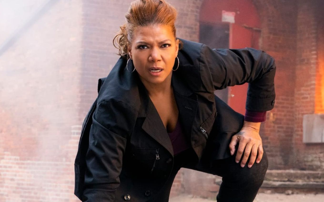 Queen Latifah em cena de ação da série The Equalizer - A Protetora