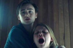 Cena do filme de terror The Lodge, com os personagens de Jaeden Martell e Lia McHugh assustados