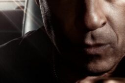 Vin Diesel em cartaz de Velozes e Furiosos 10, que está disponível para assistir nos cinemas
