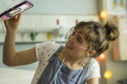 A Cinco Passos de Você é o filme da Sessão da Tarde hoje, com Stella (Haley Lu Richardson) e Will (Cole Sprouse) no elenco