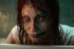 Alyssa Sutherland em cena do filme de terror A Morte do Demônio: A Ascensão, disponível para assistir na HBO Max