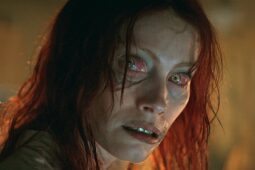 Alyssa Sutherland em cena do filme A Morte do Demônio: Ascensão, filme que estreia no streaming HBO Max em junho