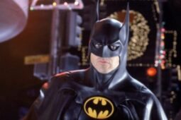 Michael Keaton em cena de Batman Returns, de 1992; saiba onde assistir ao filme online
