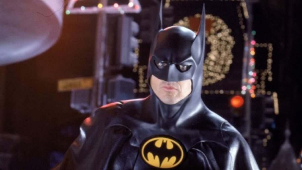 Michael Keaton em cena de Batman Returns, de 1992; saiba onde assistir ao filme online