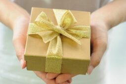 Embrulho: 12 ideias de presente de Dia dos Namorados na Amazon para gastar menos de R$ 300