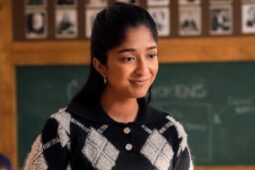 Cena da série Netflix Eu Nunca..., com a atriz Maitreyi Ramakrishnan