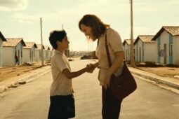 O ator e ex-engraxate Vinícius de Oliveira e Fernanda Montenegro em cena do filme Central do Brasil